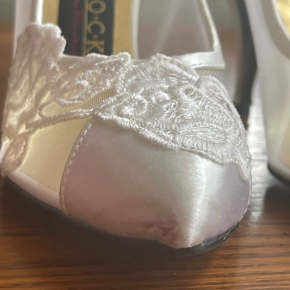 Chic Cream Heels with Floral Detail - Picture 9 of 13